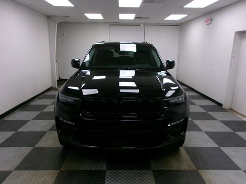 Used 2023 Jeep Grand Cherokee Limited w/ Luxury Tech Group II AWD/4WD image 16