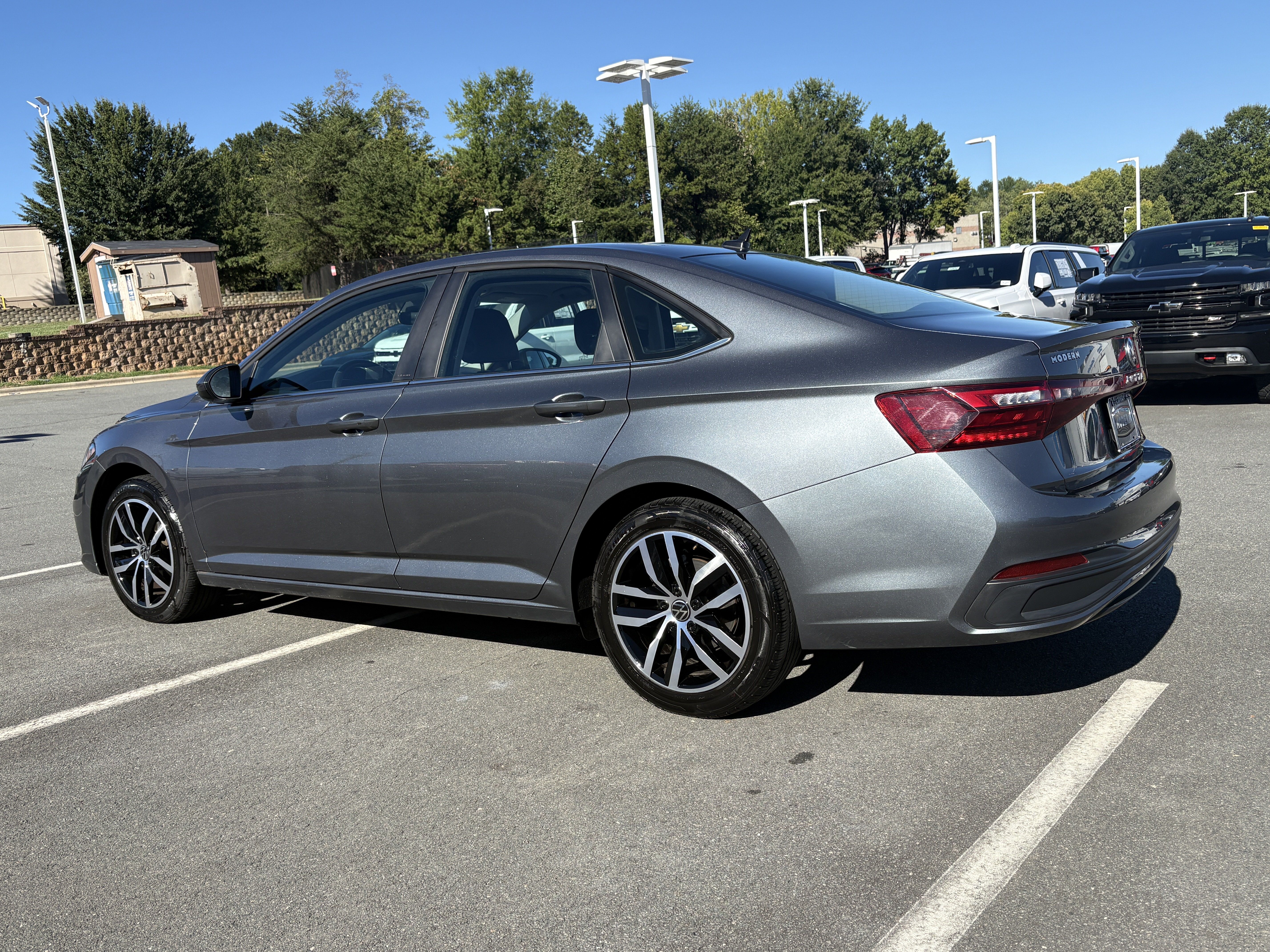 Used 2025 Volkswagen Jetta SE FWD image 3