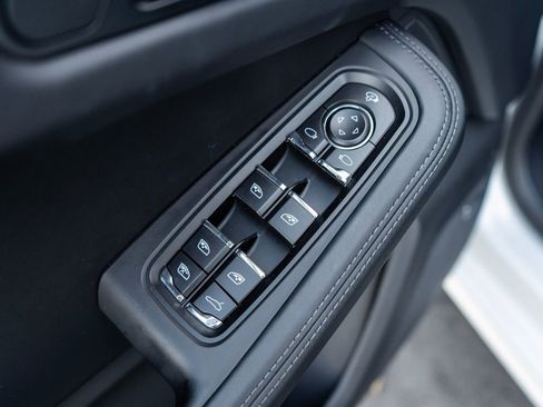 Certified 2025 Porsche Macan image 24