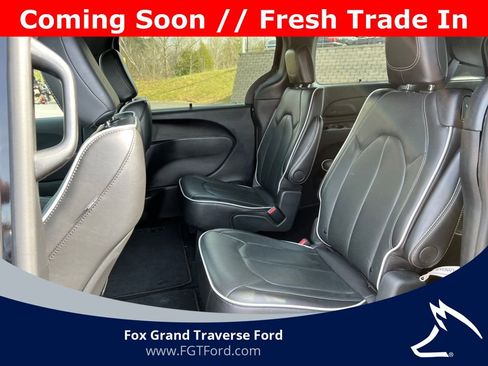Used 2025 Chrysler Pacifica Limited FWD image 4