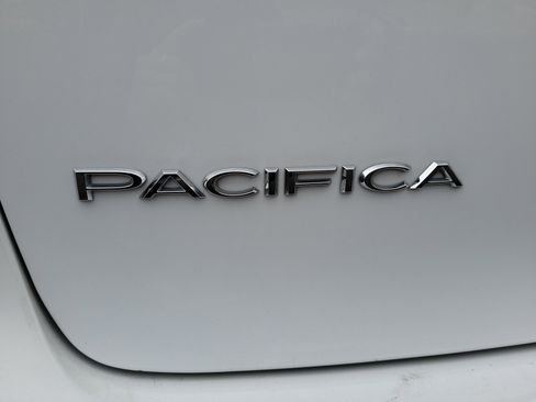 Used 2024 Chrysler Pacifica Touring-L image 27