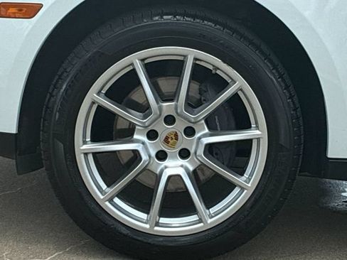 Used 2018 Porsche Macan AWD/4WD image 32