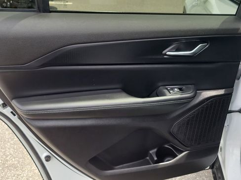 Certified 2024 Jeep Grand Cherokee L Altitude image 10