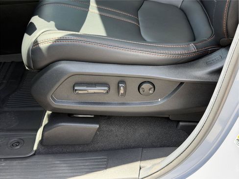 Used 2025 Honda Pilot TrailSport image 13