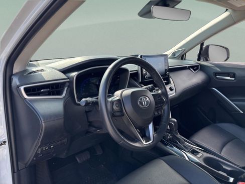 Used 2022 Toyota Corolla Cross XLE w/ Convenience Package image 24