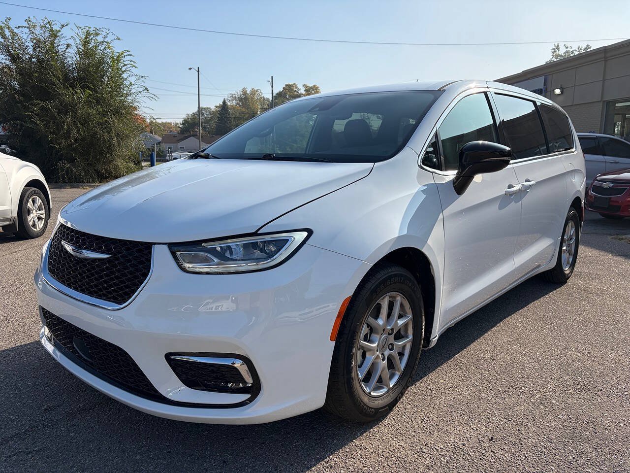 Used 2026 Chrysler Pacifica Select FWD image 1