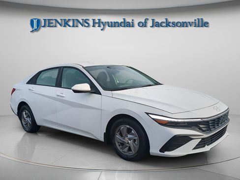 New 2025 Hyundai Elantra SE image 7