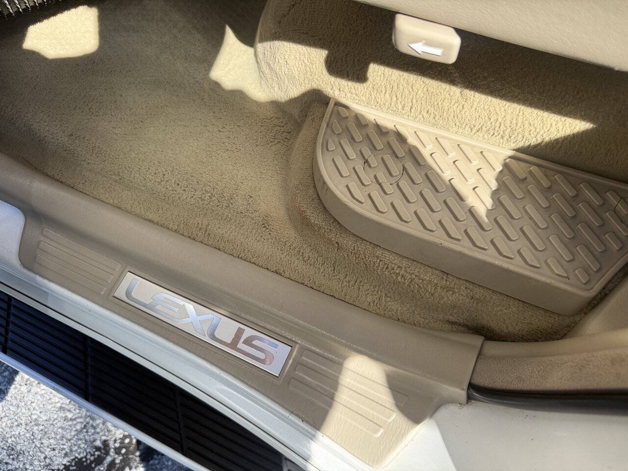 Used 2005 Lexus LX 470 4WD w/ Preferred Accessory Pkg image 46