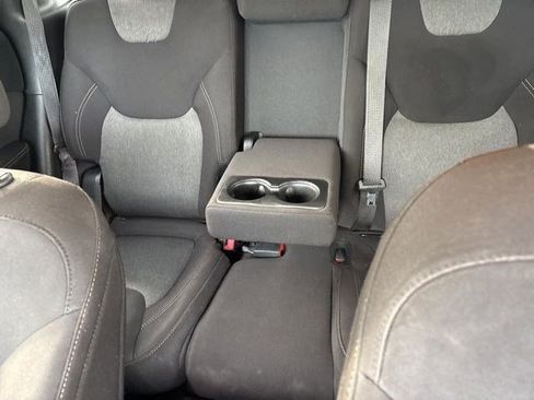 Used 2018 Jeep Cherokee Latitude w/ Cold Weather Group image 28