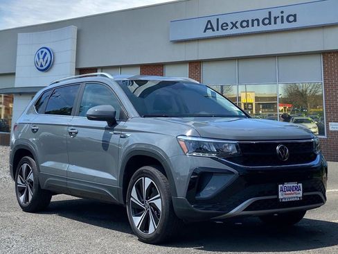Certified 2023 Volkswagen Taos SE image 1