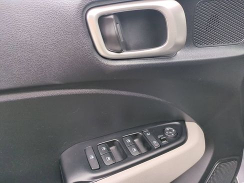 Used 2025 Hyundai Venue SEL FWD image 13