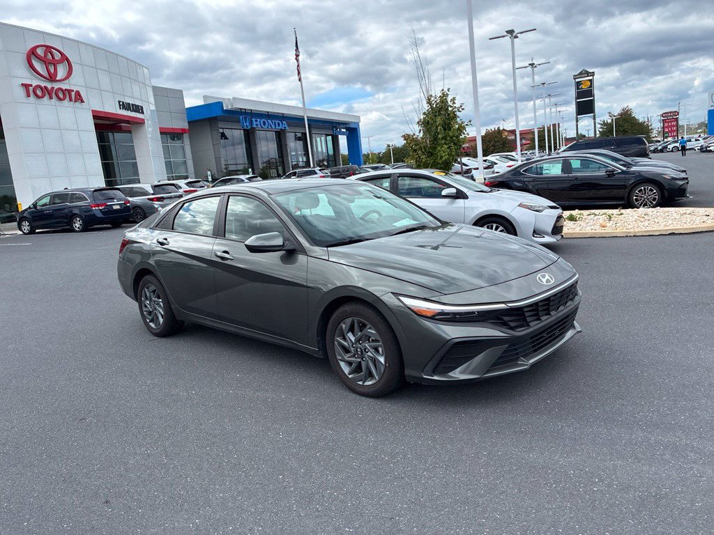 Used 2024 Hyundai Elantra SEL FWD image 2