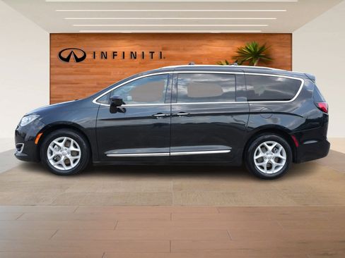 Used 2017 Chrysler Pacifica Touring-L Plus w/ Tire & Wheel Group image 4
