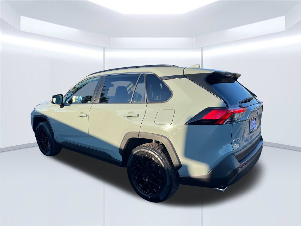 Used 2019 Toyota RAV4 XLE w/ Convenience Package FWD image 3