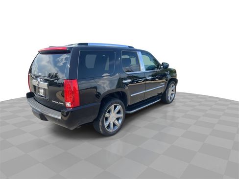 Used 2011 Cadillac Escalade 4D Sport Utility w/ Touring Package image 8