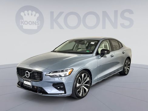 Used 2022 Volvo S60 B5 Momentum w/ Advanced Package image 1