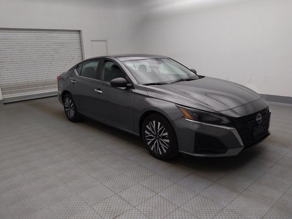 Used 2025 Nissan Altima 2.5 SV FWD image 11