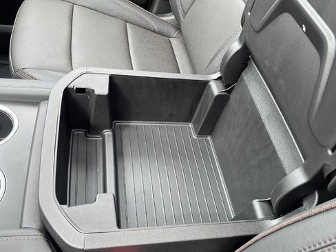 New 2024 Chevrolet Suburban High Country image 28