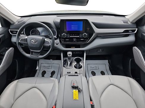 Used 2023 Toyota Highlander XLE FWD image 12