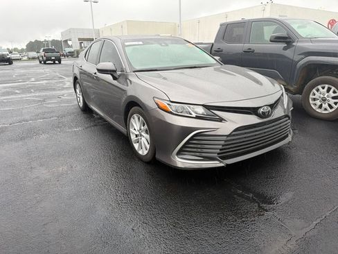 Used 2022 Toyota Camry LE FWD image 4