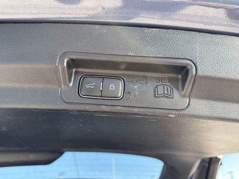 Used 2021 Ford Explorer XLT image 38