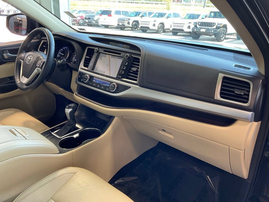 Used 2016 Toyota Highlander XLE AWD/4WD image 19