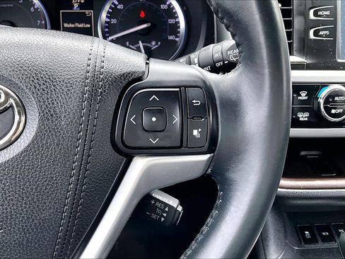 Used 2016 Toyota Highlander XLE image 25