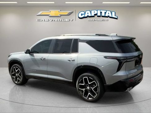 Used 2026 Chevrolet Traverse High Country FWD image 3