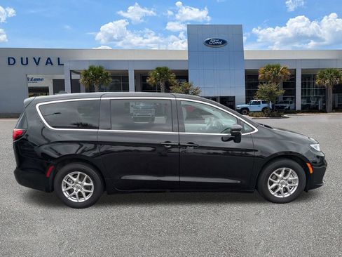 Used 2024 Chrysler Pacifica Touring-L FWD image 3