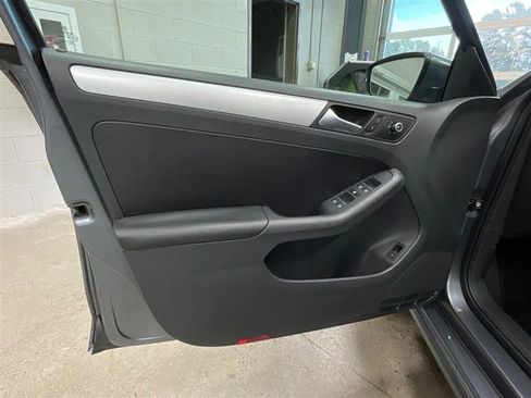 Used 2013 Volkswagen Jetta SE FWD image 10