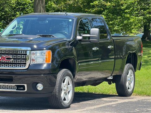 Used 2011 GMC Sierra 2500 Denali w/ Suspension Package, Off-Road AWD/4WD image 19