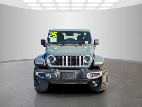 Used 2025 Jeep Wrangler Unlimited Sahara AWD/4WD image 2