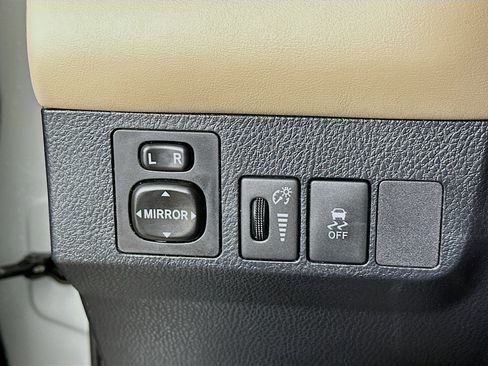 Used 2014 Toyota RAV4 Limited image 17