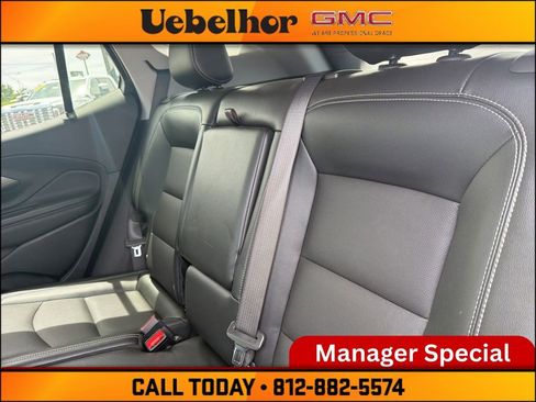Used 2024 GMC Terrain SLT AWD/4WD image 17