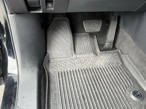 Used 2023 Toyota Highlander XLE FWD image 17