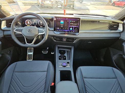 New 2026 Volkswagen Tiguan SE R-Line image 8