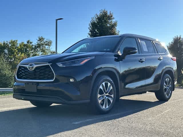 Used 2022 Toyota Highlander XLE AWD/4WD image 31