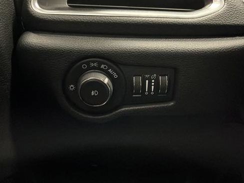 Used 2023 Chrysler Pacifica Limited w/ Uconnect Theater Family Group FWD image 32