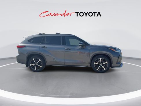 Used 2021 Toyota Highlander XSE FWD image 9