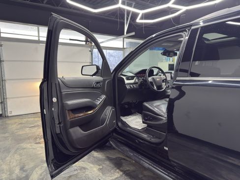 Used 2019 Chevrolet Suburban LT image 9