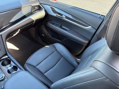 Used 2024 Cadillac XT6 Sport w/ Technology Package image 16