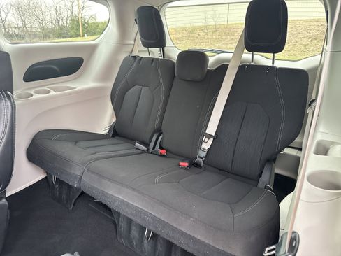 Used 2023 Chrysler Voyager LX FWD image 8