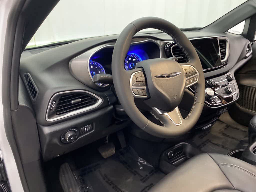 Used 2025 Chrysler Pacifica Select FWD image 2