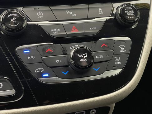 Used 2017 Chrysler Pacifica Touring Plus w/ Tire & Wheel Group FWD image 26