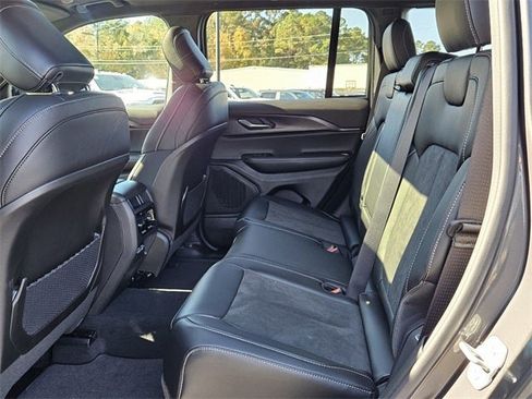 New 2025 Jeep Grand Cherokee Altitude image 11