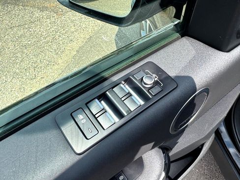 Used 2020 Land Rover Discovery Landmark image 23