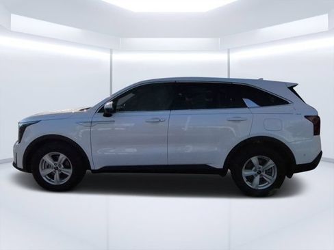 Used 2025 Kia Sorento LX FWD image 6