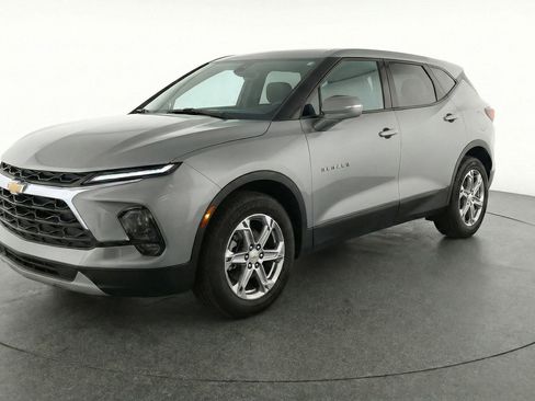 Used 2025 Chevrolet Blazer LT FWD image 3