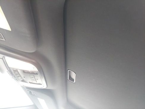 Used 2017 Jeep Grand Cherokee Altitude image 3