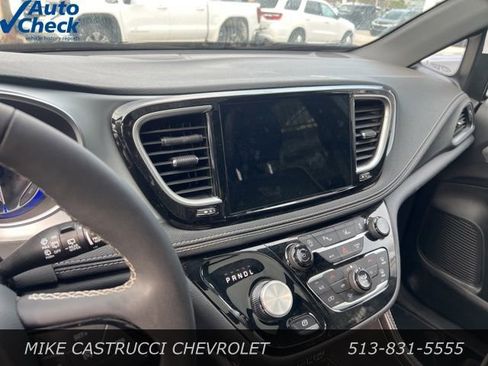 Used 2025 Chrysler Pacifica Limited image 5